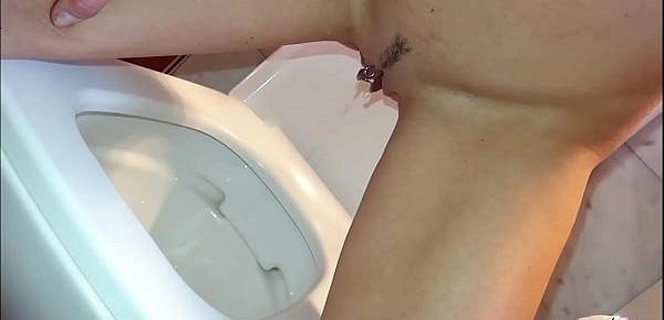 Schlanke deutsche MILF Stella blank durch die ganze Wohnung gefickt